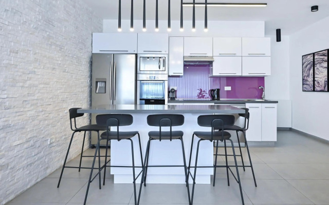 Designed 3BR in Frishman 15 by HolyGuest