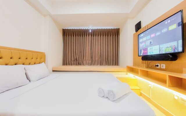 Homey And Cozy Living Studio At Collins Boulevard Apartment
