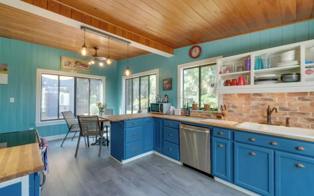 2 Mi to Riverwalk: Palmetto Gem w/ Fire Pit & BBQ