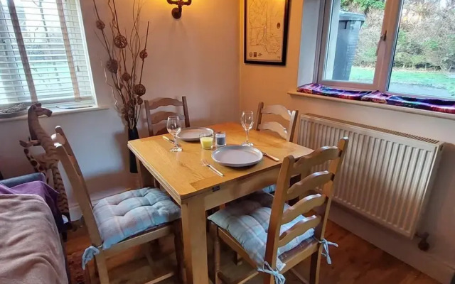 1 Bed Flat - Sleeps 4 - Garden - Parking - Wifi