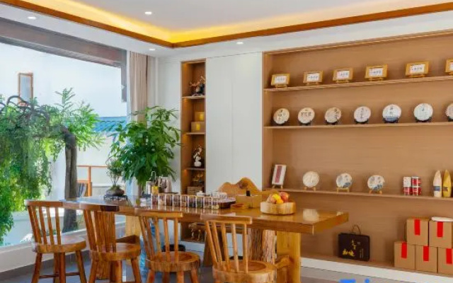 Man   Xiang    Cloud Retreat: Chinese-Themed Cinema Suites with Scenic Views – Restaurant – Lijiang