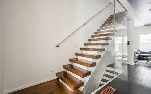 Luxury 4BR Townhouse in Downtown Toronto