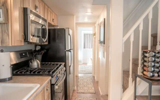 Das Tree Haus 1 Bedroom Home by NW Comfy Cabins by RedAwning