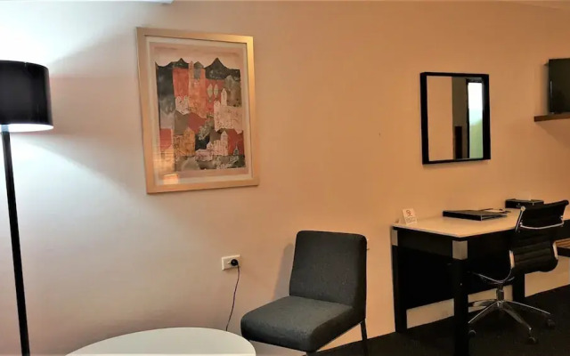 Hibiscus Lakeside Motel