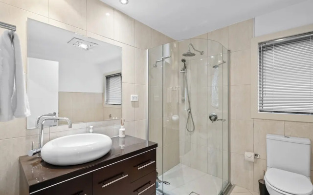 Tranquil Tranmere- City Views- 3 Bedroom