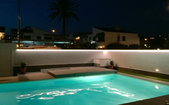 Villa 6 People, Heated Pool, Seafront, Great Location