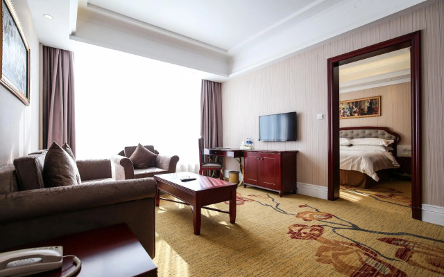 Vienna International Hotel Shanghai Disneyland Tour Shop