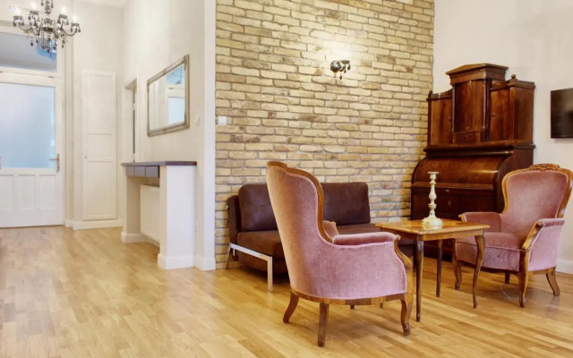 4BR , 3BHR with AC at the OPERA