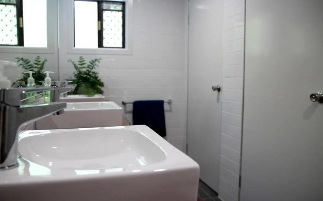 Yeppoon Beachhouse - Hostel