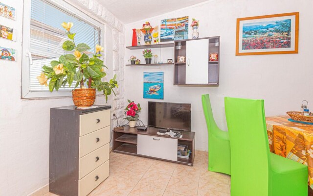 Nice Apartment in Grebastica With Wifi and 2 Bedrooms