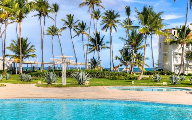 Unique Apartment With Pool View and few Steps Away From The Beach