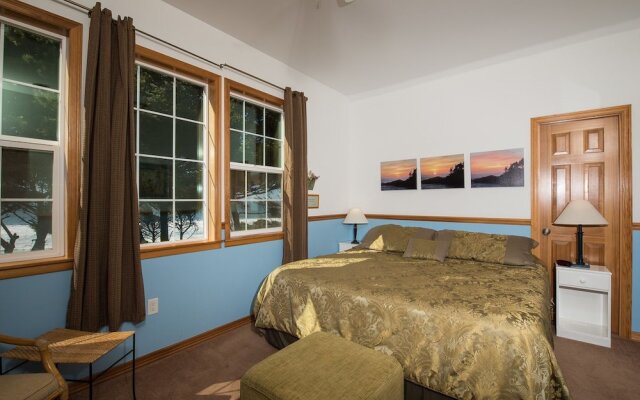 Sheltering Pines 4 Br cottage by RedAwning