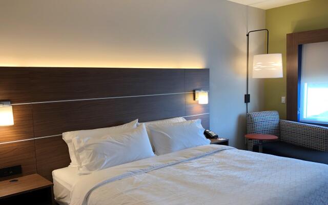 Holiday Inn Express & Suites Springfield North, an IHG Hotel