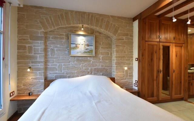 Cozy Apartment in Honfleur with a Private Garden