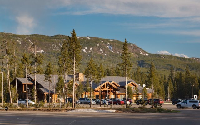 Headwaters Lodge & Cabins at Flagg Ranch