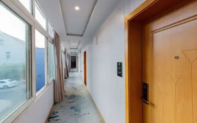 Qingzhu·Huating Premium Hotel (Shanghai Hangtou Hunan Highway Store)