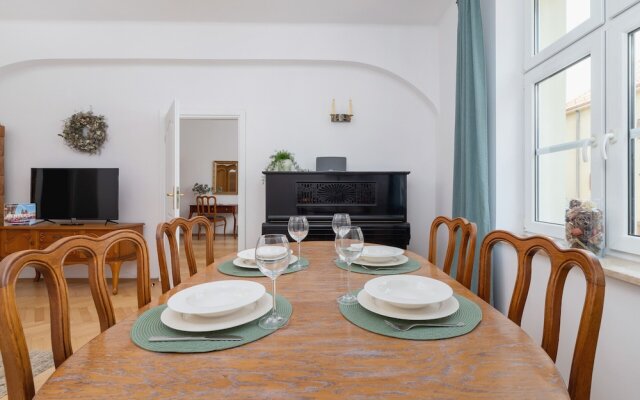 Retro Apartment Cracow Center by Renters