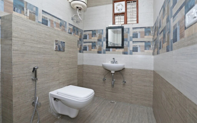 OYO 9967 Hotel Surya