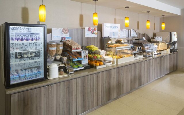 Holiday Inn Express & Suites DFW - Grapevine by IHG