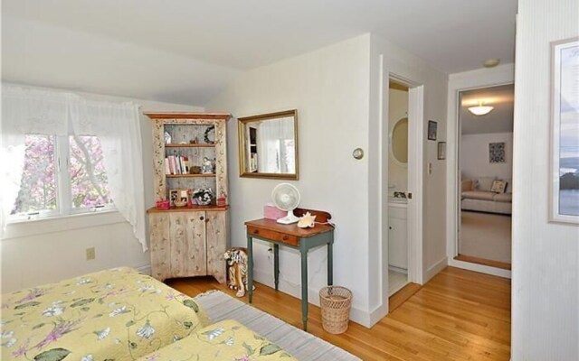 221 Shore Road - Nine Bedroom House