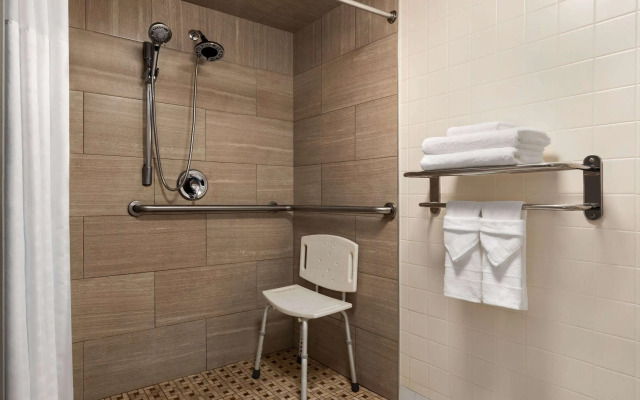 Days Hotel by Wyndham Allentown Airport / Lehigh Valley
