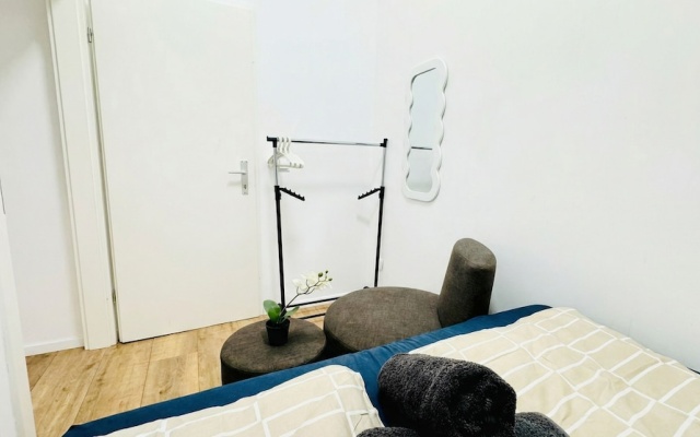 Stylish 9BR Apartment for 18 Guests
