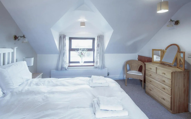 Stormy Castle - 6 Bedroom Sleeps 14 - Llangenith