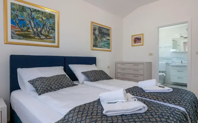 Charming Villa With Pool ,140m From the sea