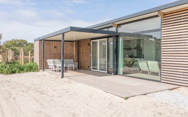 Comfy Lodge with 2 Bathrooms near Beach