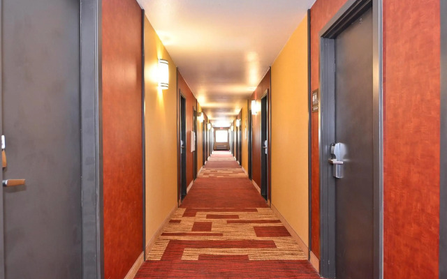 Clackamas Inn & Suites