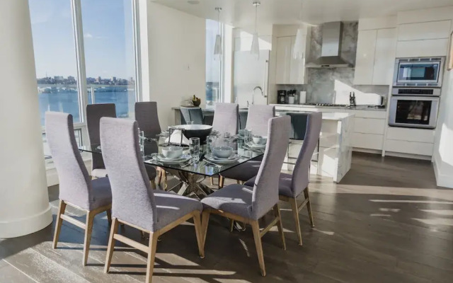 Simply Comfort. King's Wharf Apartments