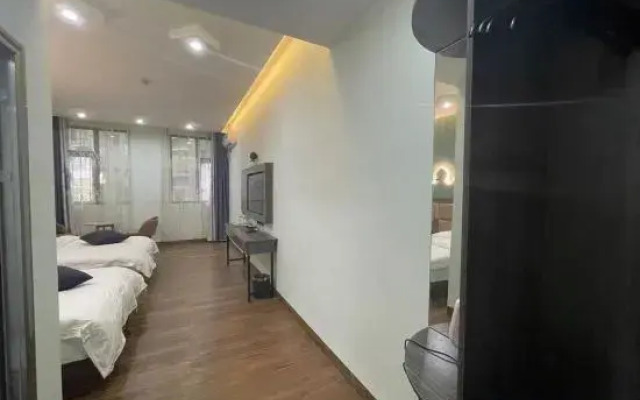 Maitreya Spades Hotel (Huquan Ecological Park Honghe Water Town Branch)
