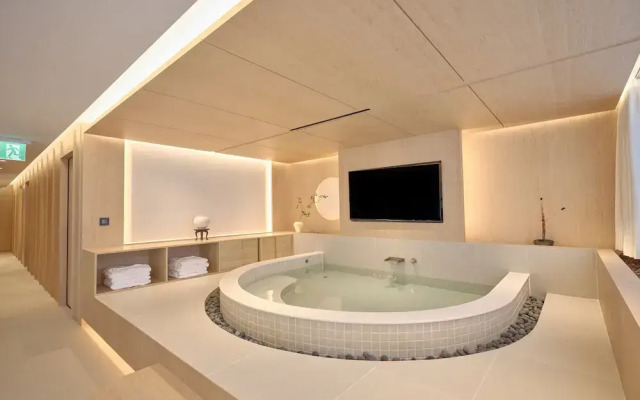 UH Suite The Gangnam