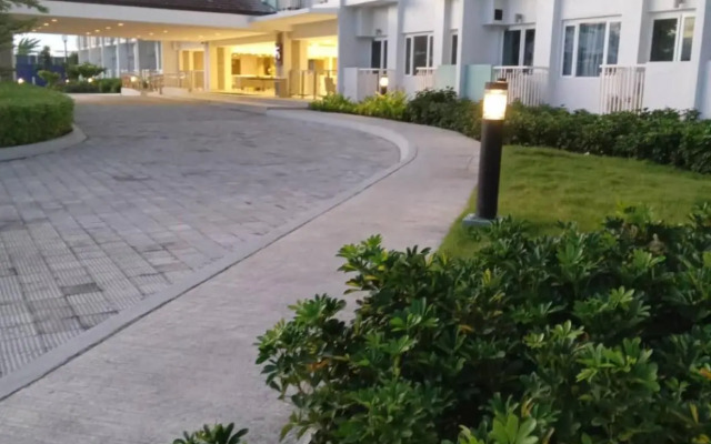 Paranaque SM-Sucat Field Res. Bldg 5, 2/F, 2BR with Balcony