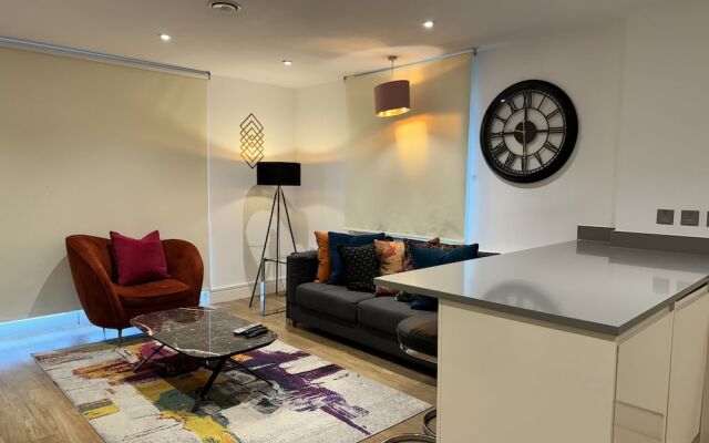 Stunning 2 Bed Apartment With Parking