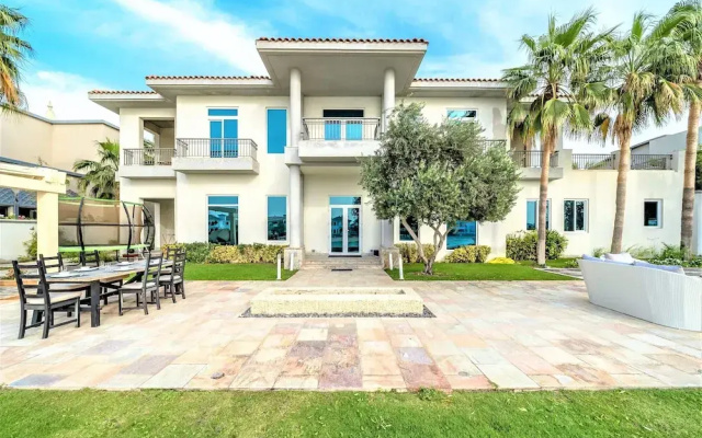 Ultimate Luxury sea front villa with private pool Palm Jumeirah