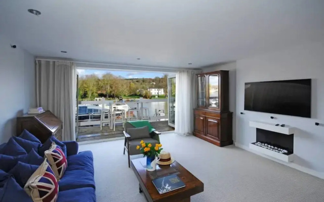 The Oars - Riverfront Property - From 300 Per Night