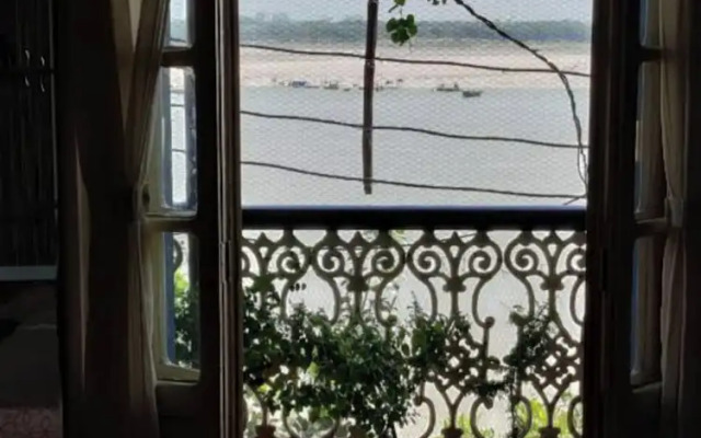 Sada Shiv Guest House near Ganga river