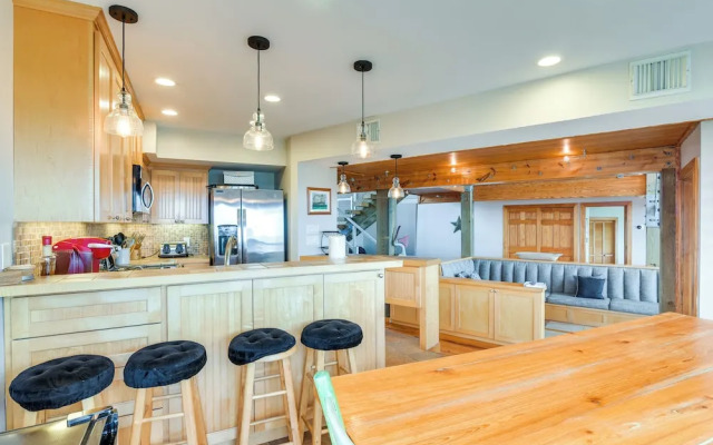 Oceanfront Home w/ Beach Access in Galveston