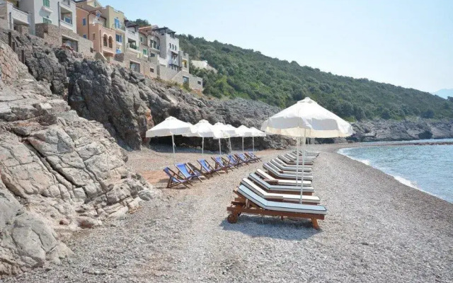 Lustica Bay