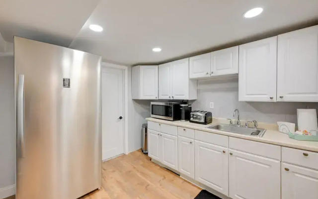 Lovely Elmont Apartment - Walk to Bus Stop!