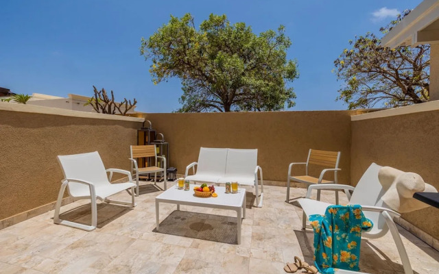 Upscale Gated Community Oasis Close to the Beach
