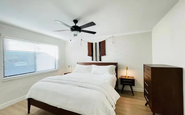 Walkable OTS Mid Century Condo-Pool