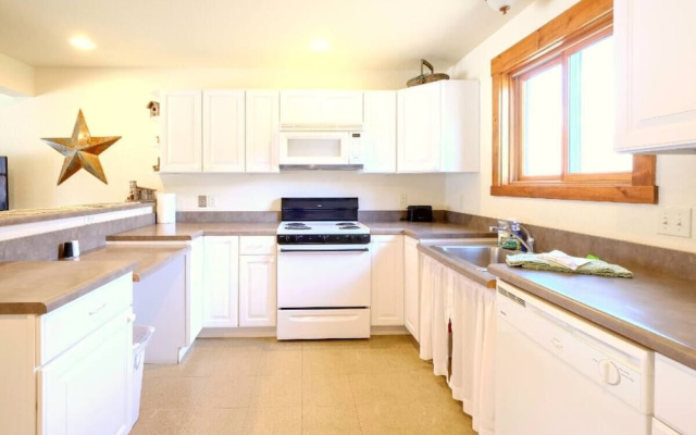 Private Lake Getaway with Kitchen - фото 4