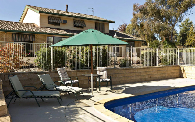 Hilltops Retreat Motor Inn