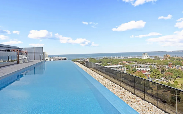 Heart of St Kilda - Infinity Pool + Parking + WIFI