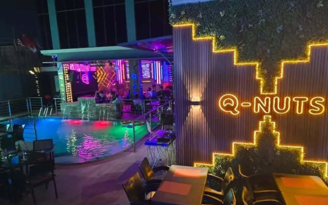 Q Nuts Lounge And Suites
