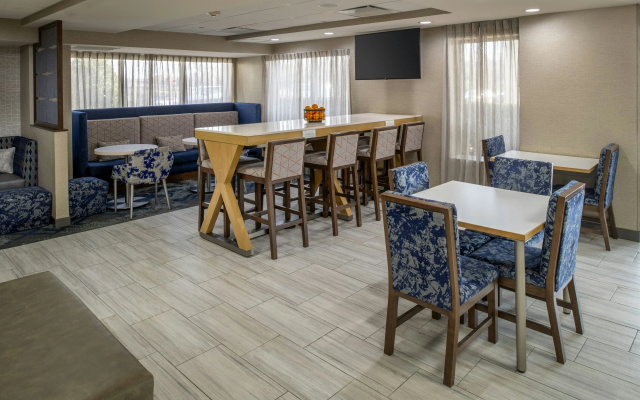 Hampton Inn Long Island / Commack
