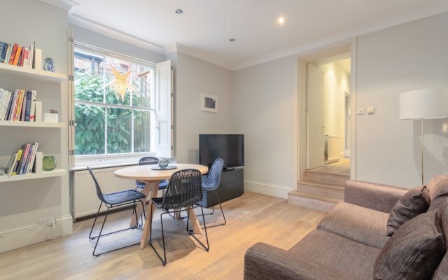 Bright Garden Flat in North London