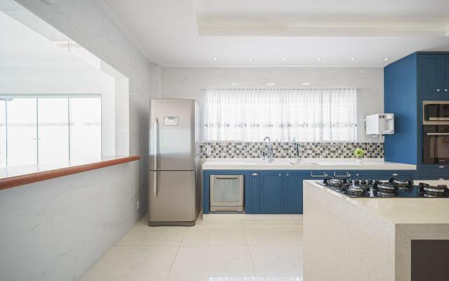 Casa Moderna com Quatro Suítes no Canal da Marina